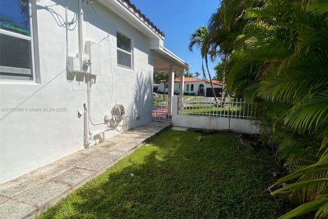 House in West Miami, Florida 3 bedrooms, 127.28 sq.m. № 1632110 - photo 7