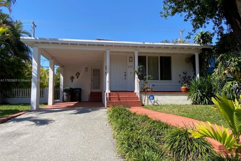 House in West Miami, Florida 3 bedrooms, 127.28 sq.m. № 1632110 - photo 3