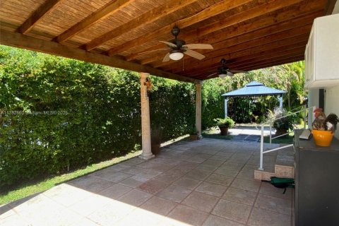 House in West Miami, Florida 3 bedrooms, 127.28 sq.m. № 1632110 - photo 26