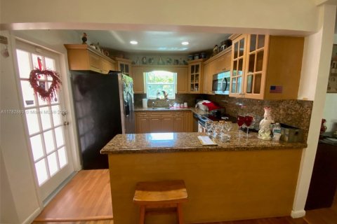House in West Miami, Florida 3 bedrooms, 127.28 sq.m. № 1632110 - photo 9