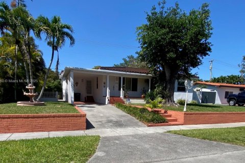 House in West Miami, Florida 3 bedrooms, 127.28 sq.m. № 1632110 - photo 1