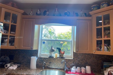 House in West Miami, Florida 3 bedrooms, 127.28 sq.m. № 1632110 - photo 10