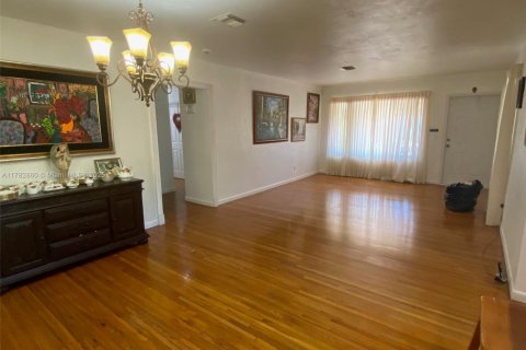 House in West Miami, Florida 3 bedrooms, 127.28 sq.m. № 1632110 - photo 18