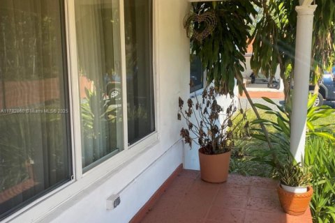 House in West Miami, Florida 3 bedrooms, 127.28 sq.m. № 1632110 - photo 4