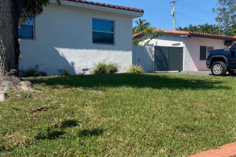 House in West Miami, Florida 3 bedrooms, 127.28 sq.m. № 1632110 - photo 6