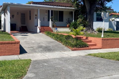 House in West Miami, Florida 3 bedrooms, 127.28 sq.m. № 1632110 - photo 2