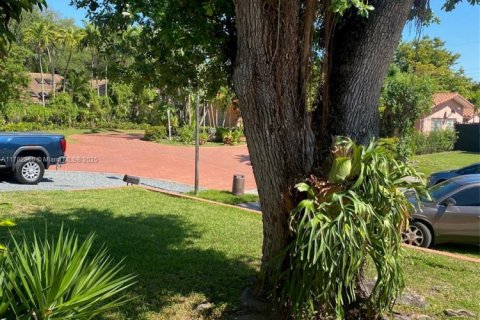 House in West Miami, Florida 3 bedrooms, 127.28 sq.m. № 1632110 - photo 5