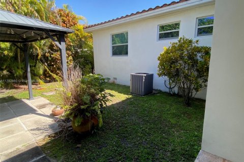 House in West Miami, Florida 3 bedrooms, 127.28 sq.m. № 1632110 - photo 25