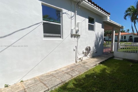House in West Miami, Florida 3 bedrooms, 127.28 sq.m. № 1632110 - photo 8