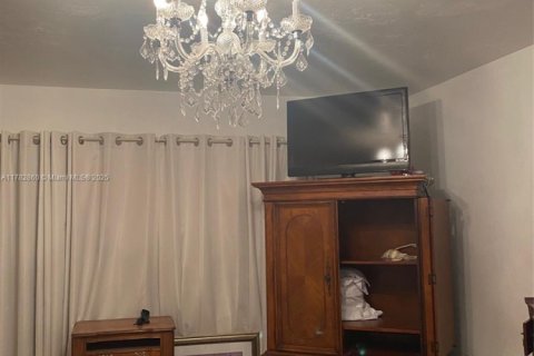 House in West Miami, Florida 3 bedrooms, 127.28 sq.m. № 1632110 - photo 29