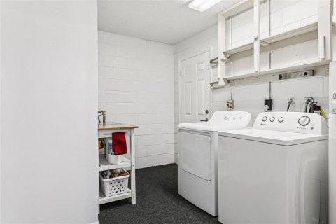 House in Lady Lake, Florida 3 bedrooms, 92.9 sq.m. № 1824429 - photo 17