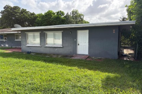 House in Hollywood, Florida 2 bedrooms, 336.58 sq.m. № 2172969