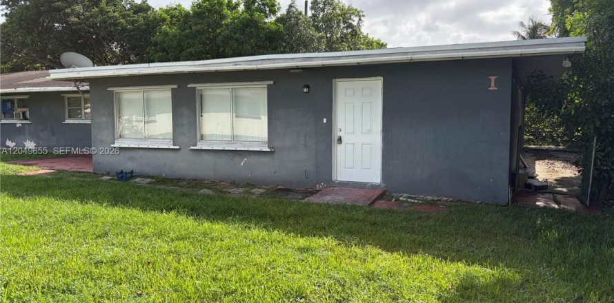 House in Hollywood, Florida 2 bedrooms, 336.58 sq.m. № 2172969