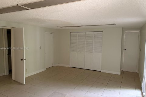House in Hollywood, Florida 2 bedrooms, 336.58 sq.m. № 2172969 - photo 5