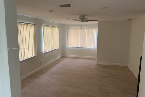 House in Hollywood, Florida 2 bedrooms, 336.58 sq.m. № 2172969 - photo 2
