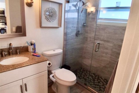 Condo in Oakland Park, Florida, 1 bedroom  № 1760917 - photo 13