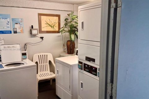 Condo in Oakland Park, Florida, 1 bedroom  № 1760917 - photo 9