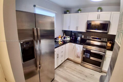 Condo in Oakland Park, Florida, 1 bedroom  № 1760917 - photo 10