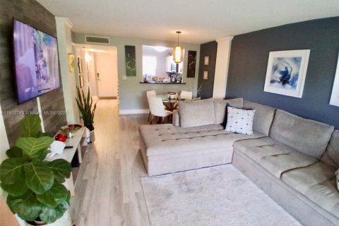 Condo in Oakland Park, Florida, 1 bedroom  № 1760917 - photo 1