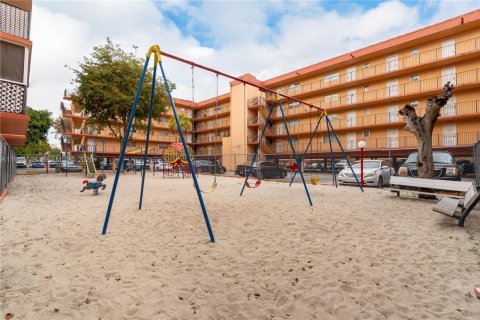 Copropriété à vendre à Hialeah, Floride: 2 chambres, 92.72 m2 № 2026197 - photo 13