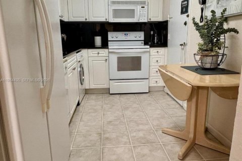 Condo in Hollywood, Florida, 1 bedroom № 2083607 - photo 6