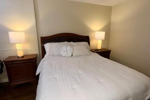 Condo in Hollywood, Florida, 1 bedroom № 2083607 - photo 10