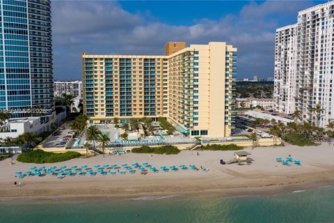 Condo in Hollywood, Florida, 1 bedroom № 2083607 - photo 2