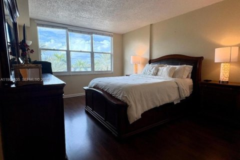Condo in Hollywood, Florida, 1 bedroom № 2083607 - photo 8
