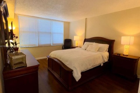Condo in Hollywood, Florida, 1 bedroom № 2083607 - photo 11