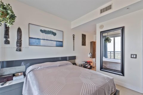 Condo in Miami, Florida, 2 bedrooms  № 1848965 - photo 15