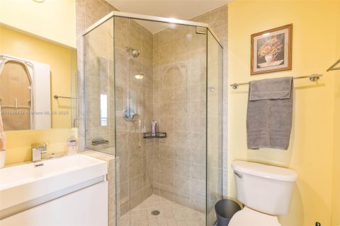 Condo in Miami, Florida, 2 bedrooms  № 1848965 - photo 16