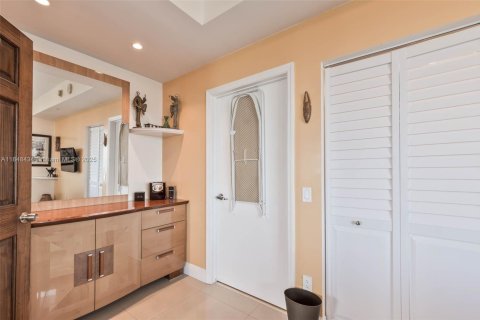 Condo in Miami, Florida, 2 bedrooms  № 1848965 - photo 17