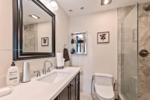 Condo in Miami, Florida, 2 bedrooms  № 1848965 - photo 12