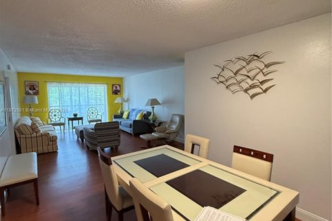 Condominio en venta en Lauderhill, Florida, 3 dormitorios, 126.35 m2 № 1980061 - foto 4