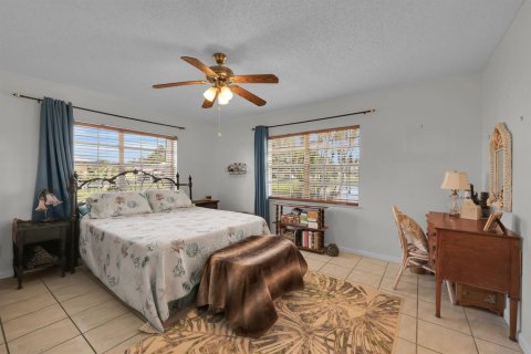 Condo in St. Lucie, Florida, 2 bedrooms № 2177163 - photo 11