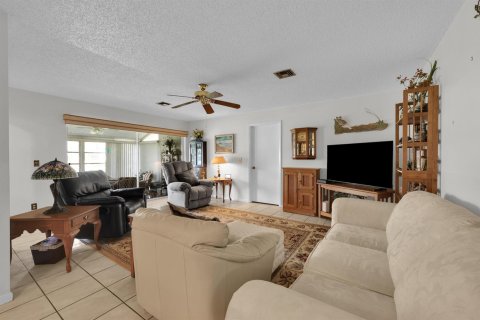 Condo in St. Lucie, Florida, 2 bedrooms № 2177163 - photo 15