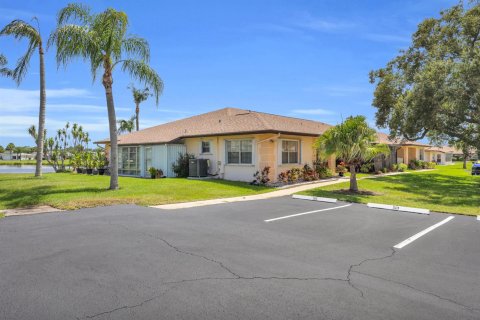 Condo in St. Lucie, Florida, 2 bedrooms № 2177163 - photo 7