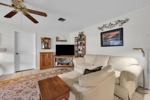 Condo in St. Lucie, Florida, 2 bedrooms № 2177163 - photo 10