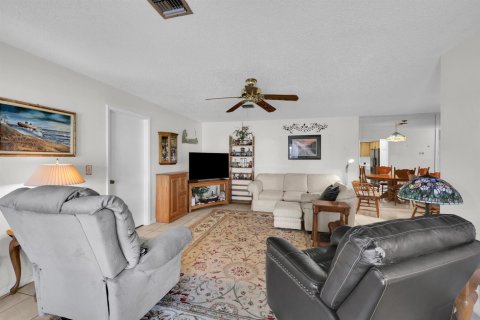 Condo in St. Lucie, Florida, 2 bedrooms № 2177163 - photo 16
