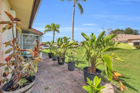 Condo in St. Lucie, Florida, 2 bedrooms № 2177163 - photo 24