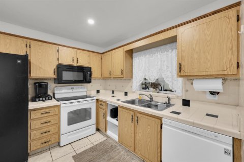Condo in St. Lucie, Florida, 2 bedrooms № 2177163 - photo 4