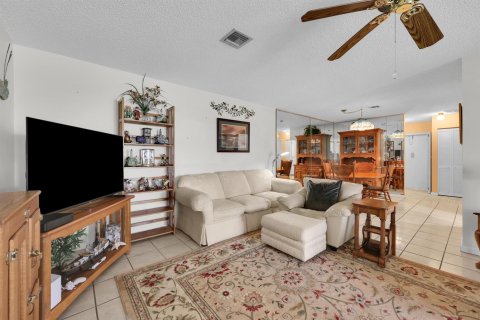 Condo in St. Lucie, Florida, 2 bedrooms № 2177163 - photo 21
