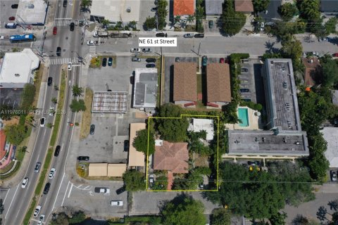 Commercial property in Miami, Florida № 2042780