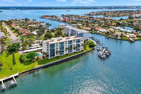 Condo in Clearwater, Florida, 2 bedrooms  № 2380947 - photo 26