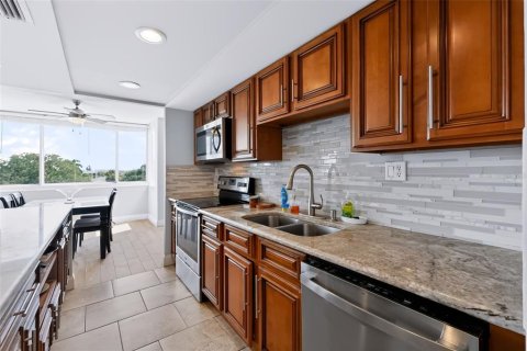 Condo in Clearwater, Florida, 2 bedrooms  № 2380947 - photo 9