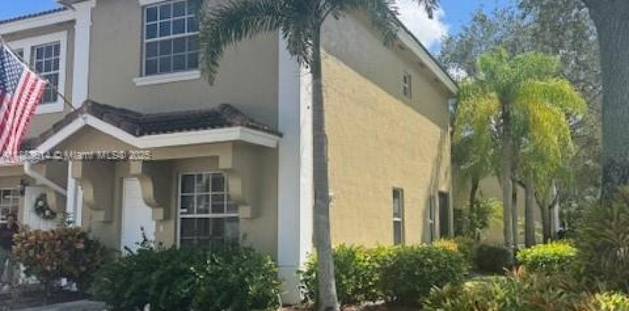 Townhouse in Pembroke Pines, Florida 2 bedrooms, 104.05 sq.m. № 1938807