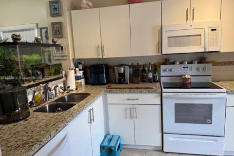 Townhouse in Pembroke Pines, Florida 2 bedrooms, 104.05 sq.m. № 1938807 - photo 4
