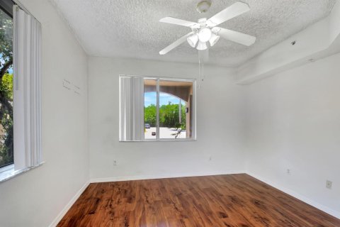 Condo in Hypoluxo, Florida, 2 bedrooms  № 2421585 - photo 21
