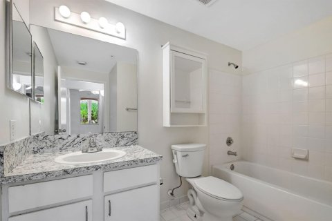 Condo in Hypoluxo, Florida, 2 bedrooms  № 2421585 - photo 23