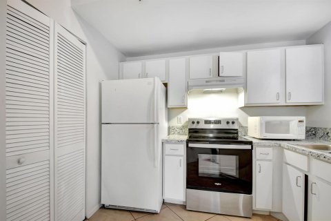 Condo in Hypoluxo, Florida, 2 bedrooms  № 2421585 - photo 11